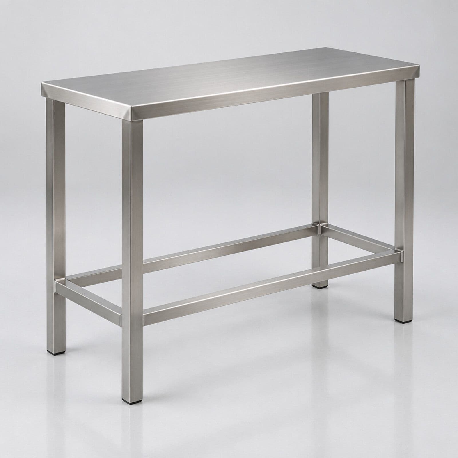 Mesa alta tipo bar de acero inoxidable con estructura de tubo cuadrado y reposapiés perimetral soldado